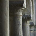 Corte. Dettaglio capitelli colonne del loggiato