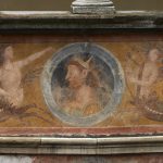 Corte. Dettaglio fregio a grottesche, ritratto di uomo illustre