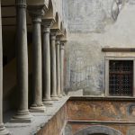 Loggiato. Dettaglio colonne e affresco con Azzo II e Agnese