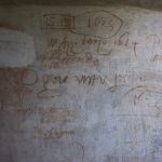 Sala dalla volta ad ombrello. Iscrizione a sanguigna e graffite sulle pareti del ballatoio.