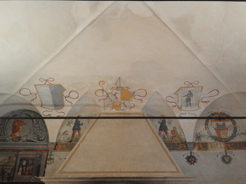 Salone d’Onore, parete N. Affreschi gli stemmi delle Tre Leghe.